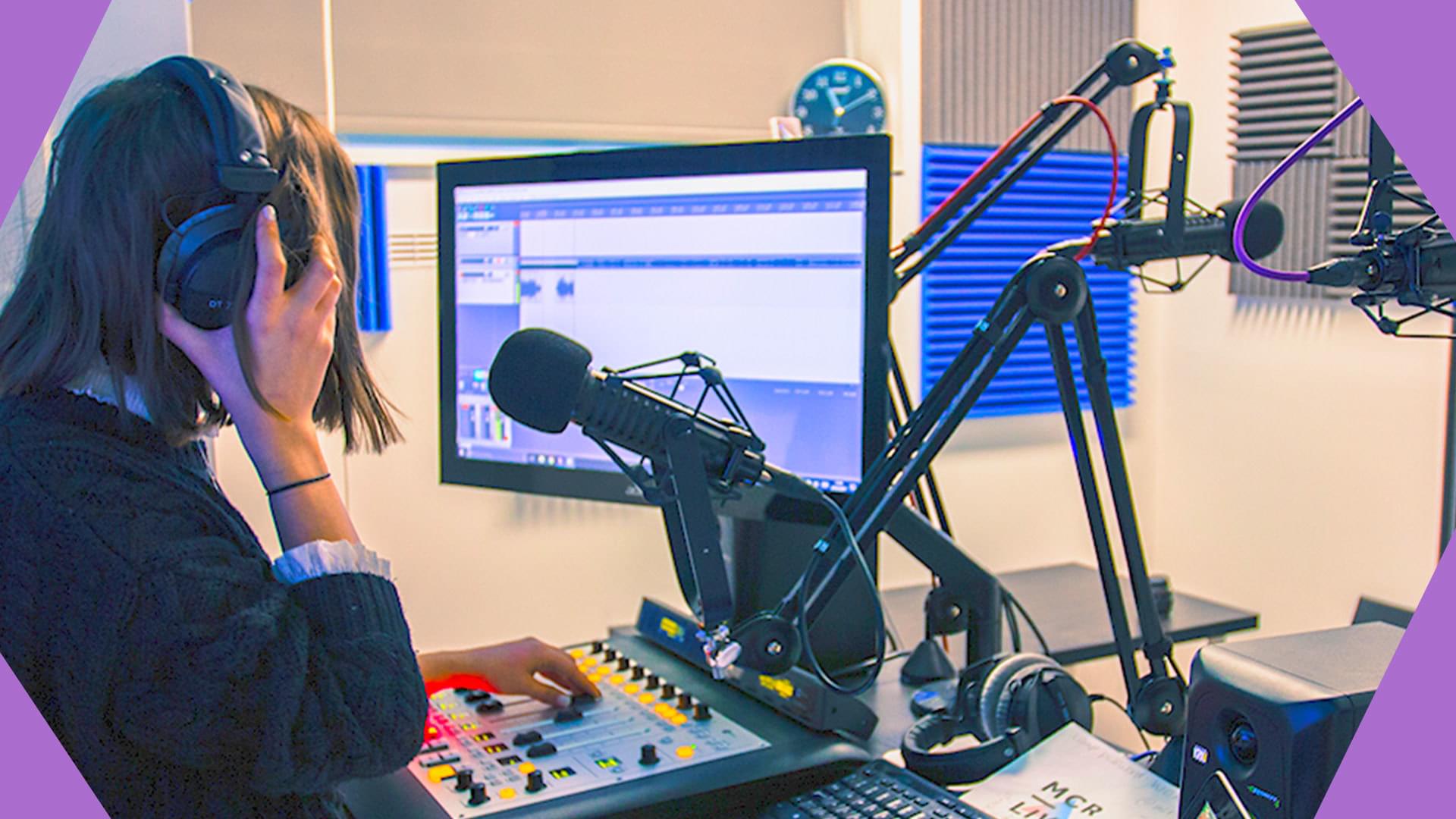 1 AM Radio Station photocritique